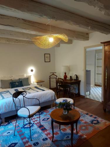 - une chambre avec un lit, des chaises et une table dans l'établissement Manoir de l'Angélus, à Dol-de-Bretagne