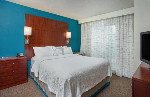 - une chambre avec un grand lit et une télévision dans l'établissement Residence Inn Knoxville Cedar Bluff, à Knoxville