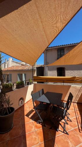 un patio avec une table et des chaises sur un balcon dans l'établissement Saint-Tropez Centre - Grand Studio avec terrasse, à Saint-Tropez