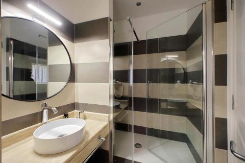 Un baño de Piazzetta Margutta - My Extra Home