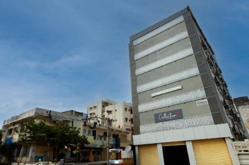 un edificio con un cartel en el costado en Super Capital O 65104 Che Sigma Hotel, en Surūrnagar