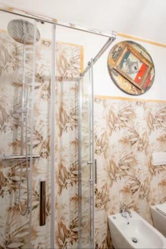 a bathroom with a shower and a sink at [3' a piedi dal mare] CASITA DEL MAR...Mare & Arte in Grottammare