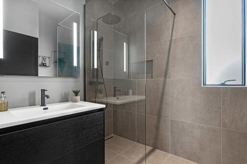 Ein Badezimmer in der Unterkunft Luxurious 4BR Summerhouse with Hot Tub and Sauna