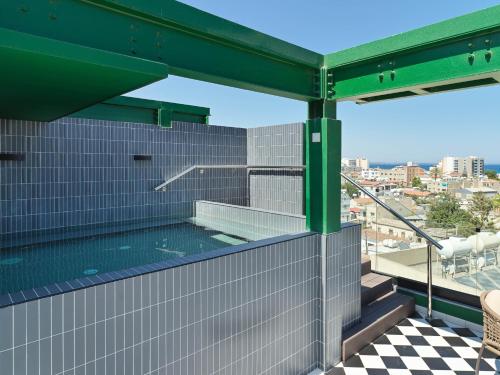 Bazén v ubytování LIV The City Suites ADULTS ONLY nebo v jeho okolí