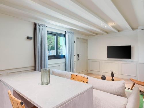 TV a/nebo společenská místnost v ubytování LIV The City Suites ADULTS ONLY