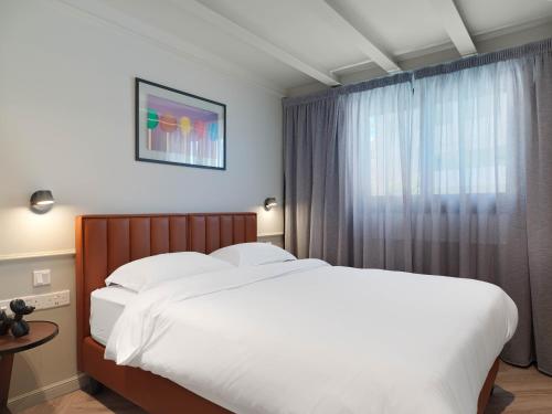 Postel nebo postele na pokoji v ubytování LIV The City Suites ADULTS ONLY