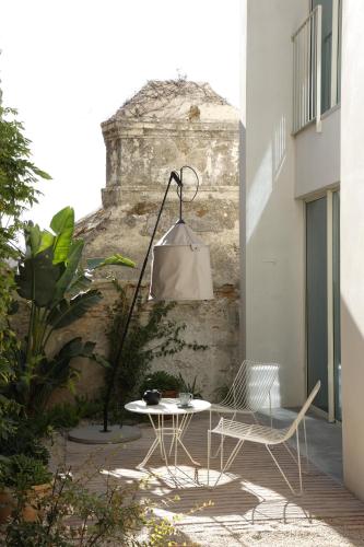 a patio with a table and chairs and a lamp at Pátio do Tijolo in Lisbon