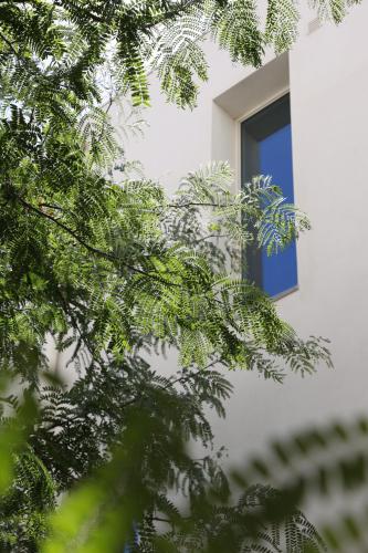 a window in a white building with a blue shutter at Pátio do Tijolo in Lisbon