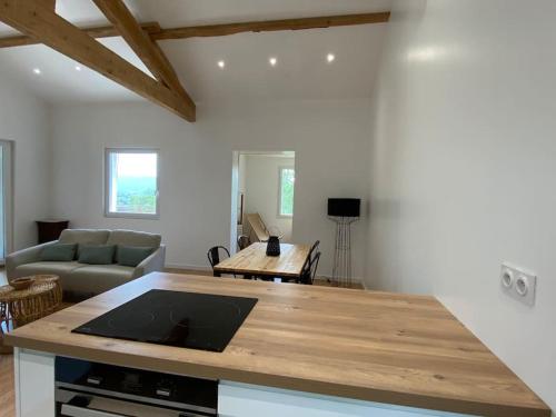 un salon avec une table et un canapé dans l'établissement Villa Augustine, nature & vue panoramique, à Berrias Et Casteljau