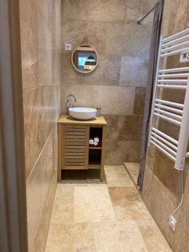 une salle de bain avec un lavabo et un miroir dans l'établissement Villa Augustine, nature & vue panoramique, à Berrias Et Casteljau