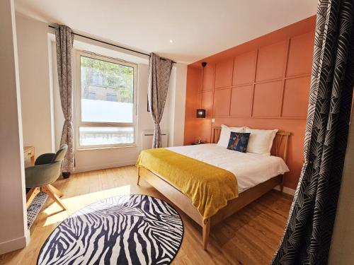 une chambre d'hôtel avec un lit et une fenêtre dans l'établissement Le cinéaste -Terrasse -Vivre au coeur d'Angouleme, à Angoulême