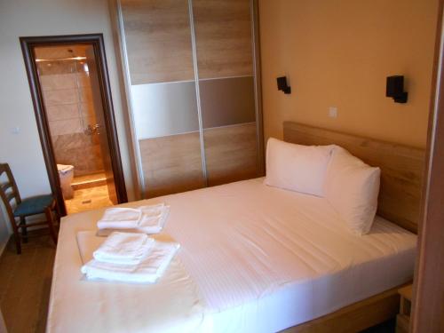 Ein Bett oder Betten in einem Zimmer der Unterkunft Olympic Hotel