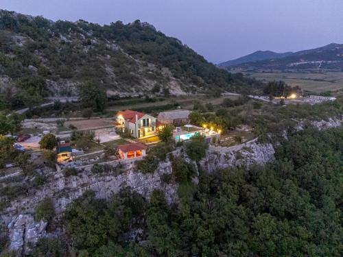 een luchtfoto van een huis op een berg bij Villa Luce in Omiš