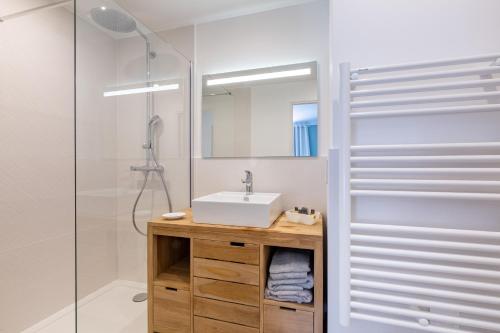 a bathroom with a sink and a shower at Chambres d'Hotes Les Amandiers in Saint-Tropez
