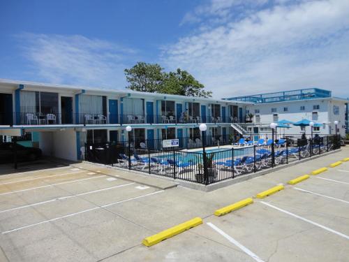 a building with a swimming pool in a parking lot at Binns Motor Inn in Wildwood