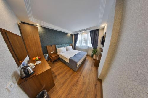 una vista aérea de una habitación de hotel con cama en BUKAVİYYE HOTEL en Ankara