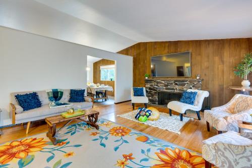 Un lugar para sentarse en Expansive Lake Forest Park Home with Private Deck!
