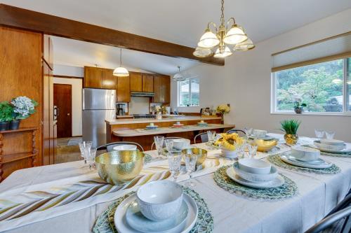 Una cocina o cocineta en Expansive Lake Forest Park Home with Private Deck!