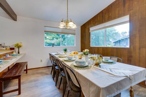 Galería fotográfica de Expansive Lake Forest Park Home with Private Deck! en Lake Forest Park