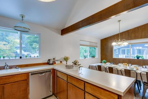Una cocina o cocineta en Expansive Lake Forest Park Home with Private Deck!