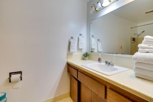Un baño de Expansive Lake Forest Park Home with Private Deck!