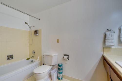 Un baño de Expansive Lake Forest Park Home with Private Deck!