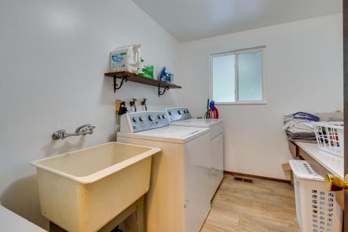 una cucina con lavandino e lavastoviglie di Spacious Lake Forest Park Home with Deck! a Lake Forest Park