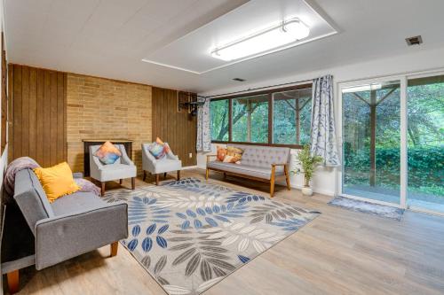 Un lugar para sentarse en Expansive Lake Forest Park Home with Private Deck!