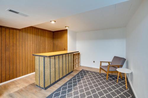 Un lugar para sentarse en Expansive Lake Forest Park Home with Private Deck!