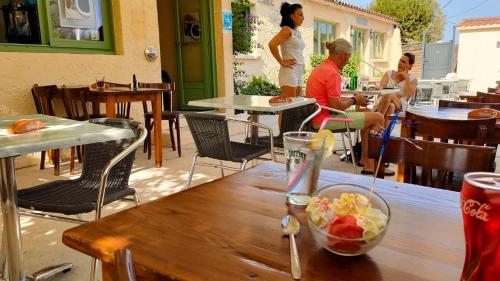 uma mesa com uma taça de fruta em cima em Camping Tikayan Félix de la Bastide em Saint-Mitre-les-Remparts