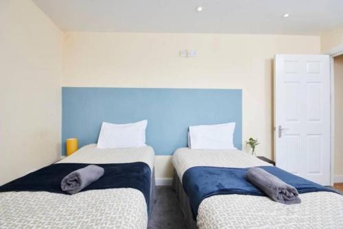 two beds sitting next to each other in a room at Spacious Bristol Apartment - Parking & WIFI in Bristol