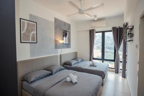 2 camas individuales en una habitación con ventana en Delux Suite at Midhills Genting Highlands Free WiFi en Genting Highlands