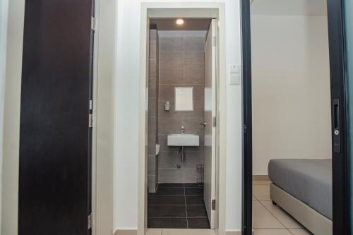 Baño pequeño con lavabo y espejo en Delux Suite at Midhills Genting Highlands Free WiFi en Genting Highlands
