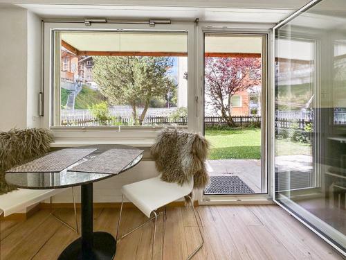 d'une salle à manger avec une table et une fenêtre. dans l'établissement Studio Marmotta - Zermatt, à Zermatt