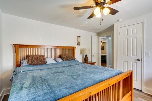 Schlafzimmer mit einem Bett und einem Deckenventilator in der Unterkunft Pet-Friendly Charleston Home Near Dtwn! in Charleston