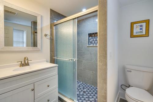 ein Bad mit einer Dusche, einem WC und einem Waschbecken in der Unterkunft Pet-Friendly Charleston Home Near Dtwn! in Charleston