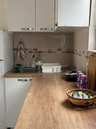 uma cozinha com um lavatório e uma bancada em Apartment Marija em Ohrid