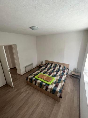 um quarto com uma cama no canto de um quarto em Apartment Marija em Ohrid