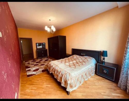 een slaapkamer met een bed in een kamer bij Park azure in Baku