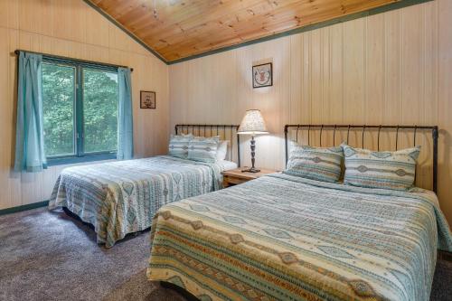 Gatlinburg Cabin Rental 3 Mi to Downtown tesisinde bir odada yatak veya yataklar