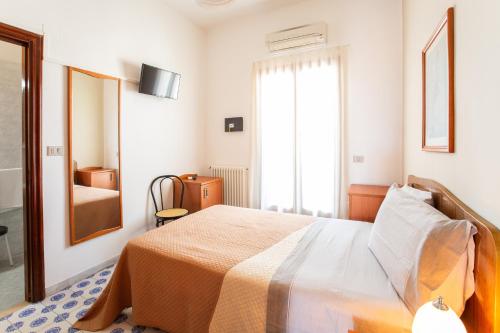 1 dormitorio con cama y ventana en Hotel 2 Mari - Vieste, en Vieste