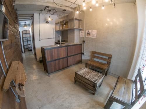 Habitación con cocina con banco y fregadero en Hotel & Rooftop Farallones, en Betania