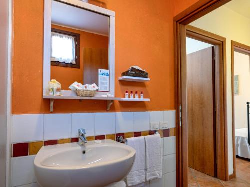 La salle de bains est pourvue d'un lavabo et d'un miroir. dans l'établissement Apartment in Peschiera del Garda 22085, à Peschiera del Garda