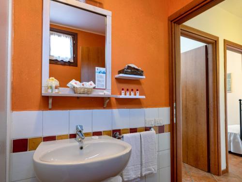ペスキエーラ・デル・ガルダにあるApartment in Peschiera del Garda 22085のバスルーム(洗面台、鏡付)
