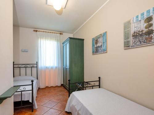 ペスキエーラ・デル・ガルダにあるApartment in Peschiera del Garda 22085のベッドルーム1室(ベッド2台、デスク、窓付)