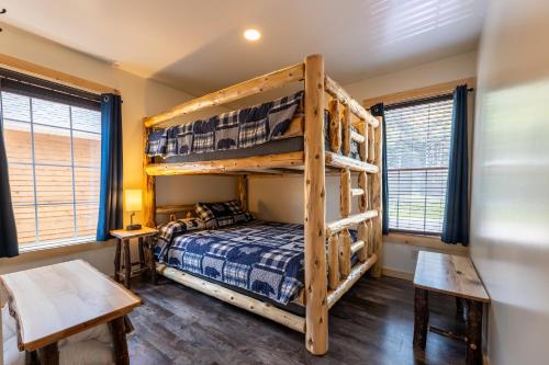 um quarto com um beliche e 2 janelas em Keweenaw Waters Resort em Houghton