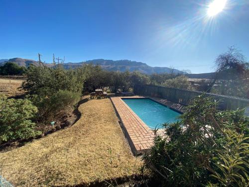 - une piscine au milieu d'une cour dans l'établissement Sani Lodge and Backpackers Sani Pass South Africa, à Col Sani
