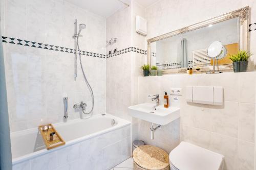y baño con bañera, lavabo y aseo. en Blueberry Living - Design Loft nahe München - Dachterrasse - S-Bahn, en Gauting