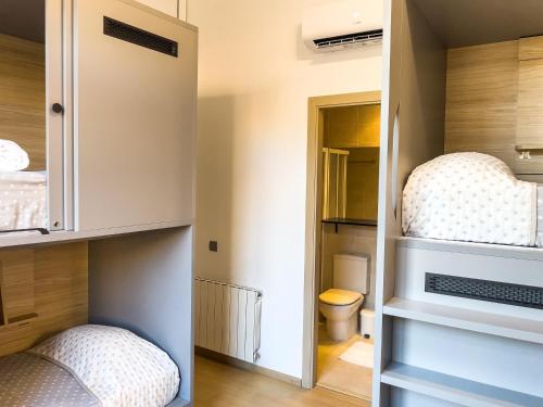 una piccola camera da letto con armadio e servizi igienici di Leevin Student Barcelona a Barcellona