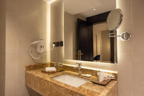 La salle de bains est pourvue d'un lavabo et d'un miroir. dans l'établissement skyline Hotel & Suites, à Tabuk